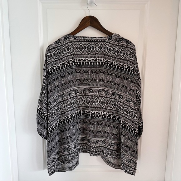 American Eagle Black and White Ikat Print Shrug - Picture 2 of 3